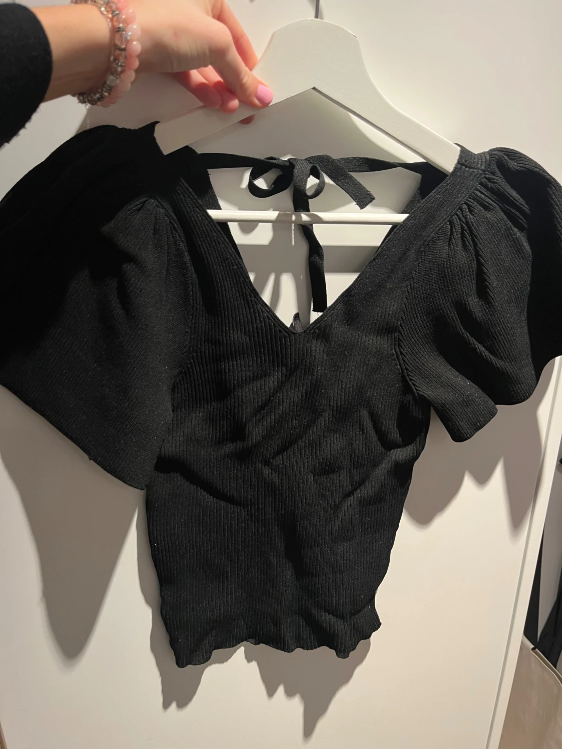 Svart ribbad topp med puffärm och knyt - 2
