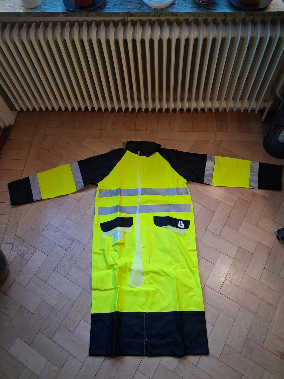 Gul och svart regnjacka med reflex