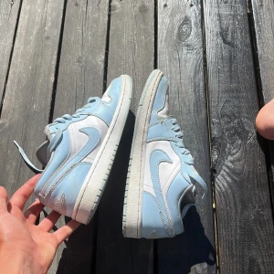 JORDAN 1 Ice blue Low🩵🤍🧊 - Säljer dessa Jordan ones i riktigt bra skick. Ser lite smutsiga ut i bild kanske men de tvättas innan fraktinging och ser fräschare ut irl. Nypris: 2999 kr | Mitt pris 699 kr. Inga skador och sjukt snygga 🧊🤍🩵
