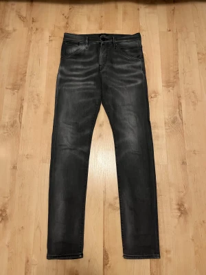 Svarta slim jeans från Jack & Jones - Snygga svarta jeans från Jack & Jones i slim fit-modell. Jeansen är i storlek 29/32 och är i jättebra skick. Dom är nästan som nya skulle jag säga. Bara att skriva till mig vid frågor!