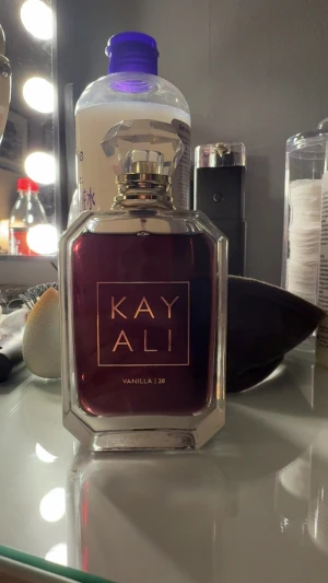 Kayali Vanilla 28 Eau de Parfum - Parfym från Kayali, Vanilla 28. 100ml bara testats, säljes pga inte min typ av parfym. Nypris 1200