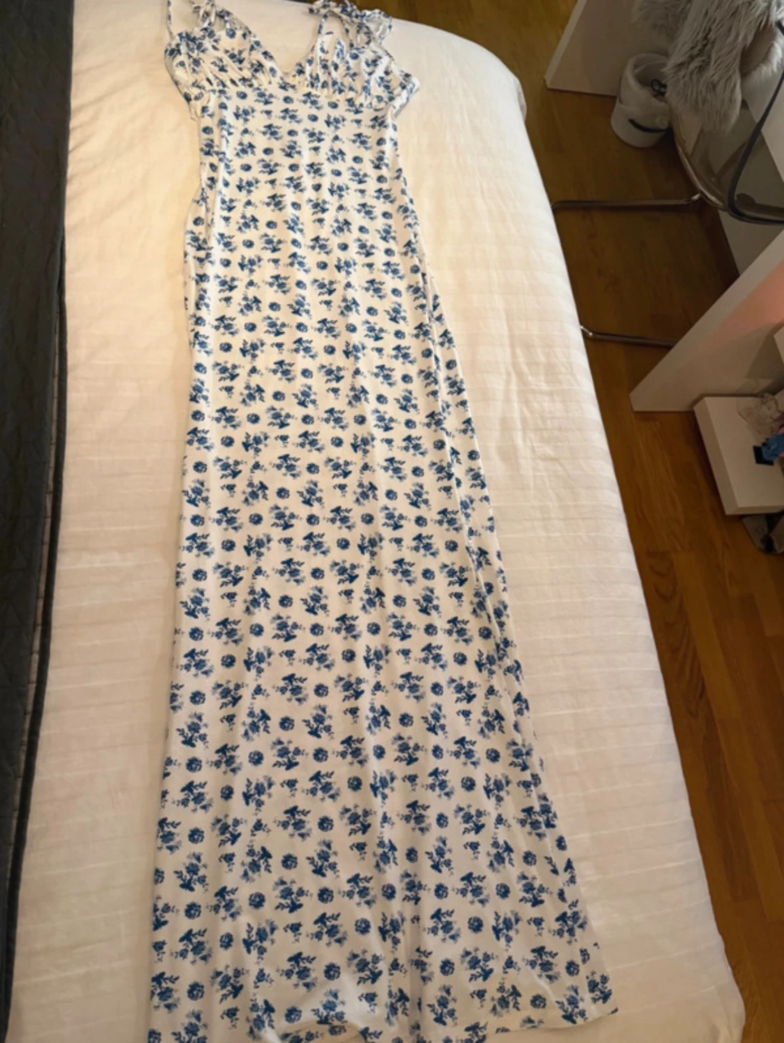 Vit långklänning med blå blommor