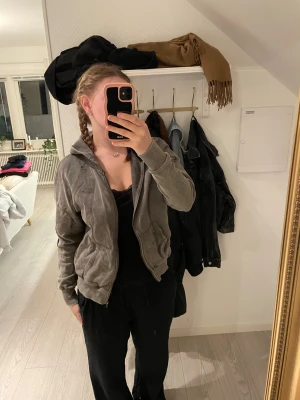 Grå Zip-Hoodie - Säljer denna gråa Zip-Hoodie då den inte längre kommer till användning💓