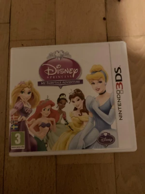 Disney Princess: My Fairytale Adventure (Nintendo 3DS) - Disney Princess: My Fairytale Adventure till Nintendo 3DS. Spelet är i fint skick med originalfodral. Perfekt för barn som älskar Disneyprinsessor och magiska äventyr. PEGI 3. Inga synliga skador på fodralet.