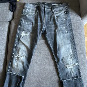 Replay jeans  - Säljer ett par feta replay jeans som är i bra skick. Svåra att få tag på kan tänka mig att gå ned i pris vid snabb affär 
