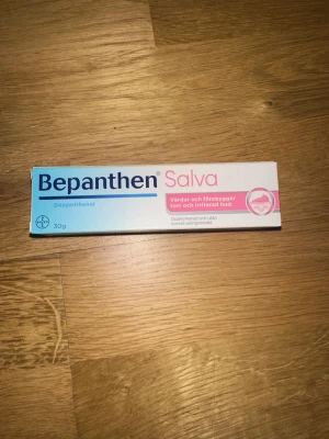 Bepanthen Salva 30g - Bepanthen Salva med dexpanthenol är en oparfymerad kräm som vårdar och förebygger torr och irriterad hud samt torra läppar. Innehåller Pro-Vitamin B5 och kommer i en vit och ljusblå tubförpackning. Perfekt för känslig hud och ytliga sprickor.