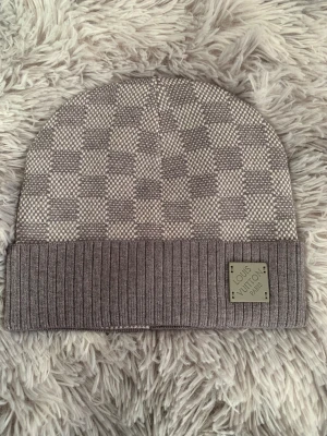 L och V mössa  - Perfekta mössan för vintern, denna mössan ifrån L och V är väldigt populär pågrund av dens modell och dens värme, perfekt för denna skylan passa på!’