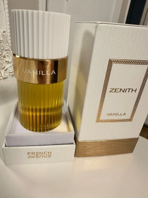 Zenith Vanilla Parfym - Snygg och modern parfym från French Avenue med namnet Zenith Vanilla. Kommer i en stilren förpackning med gulddetaljer. Perfekt för dig som vill sticka ut och dofta unikt. 