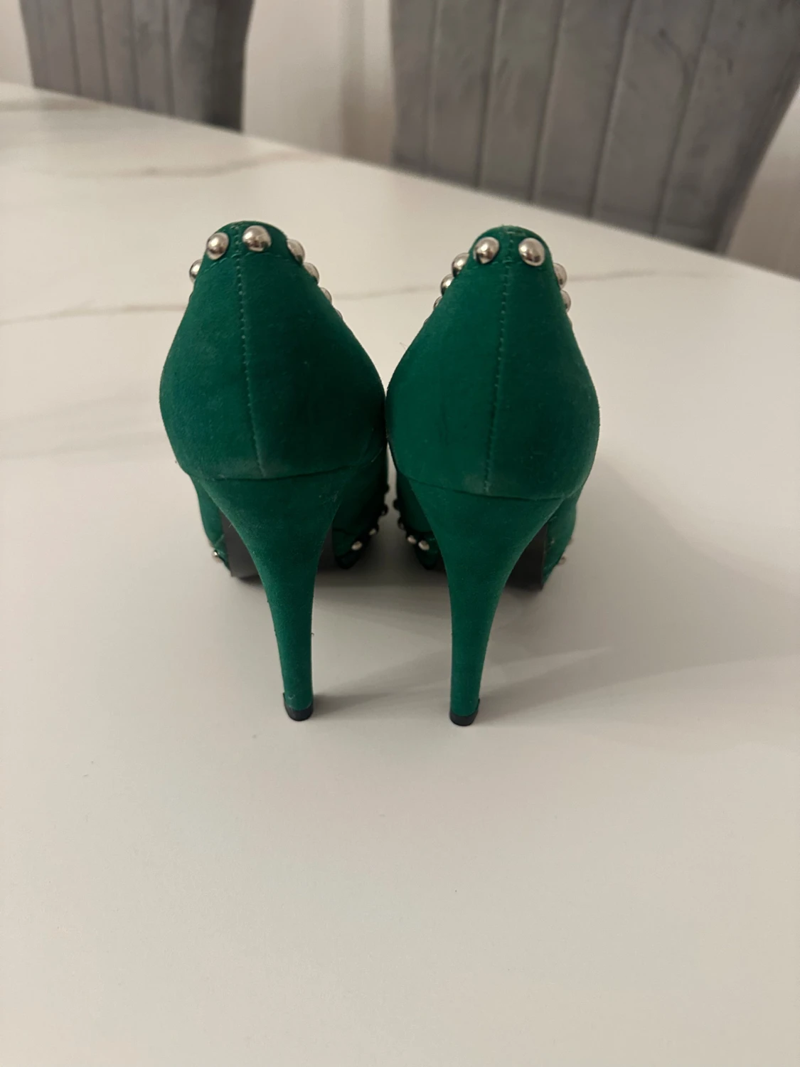 Gröna pumps med nitar och hög klack - 5