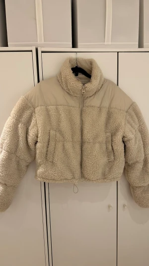 Jacka från Divided - Krämvit jacka från Divided i storlek xs men kan passa xs-m. Sparsamt använd! 