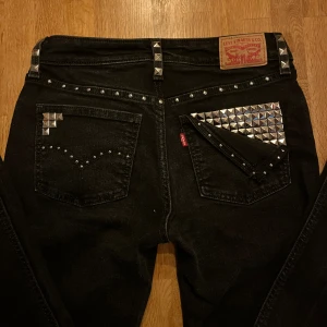 Superlow boot lågmidjade Levis nitar jeans  - Så unika jeans jag designat själv🐙🐙!!! Passar xs/s