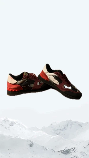Valentino Garavani Rockrunner sneakers - Säljer ett par Valentino Garavani Rockrunner                Skicket : är 7/10 typ och defekter syns på bilderna därav priset .    Mitt pris :1590kr.                                                            Storlek :41🙌