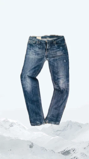 Blå slitna jeans från Dondup - Säljer ett par blå jeans från Dondup med snyggt sliten look. Riktigt feta med sköna slitningar, najs fade och bra skick, 103 cm långa och passar 180-186 
