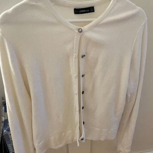 Kofta - Jättefin kofta från zara!🫶🏻Storlek L men sitter mer som S💕skriv för frågor
