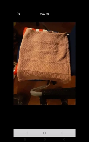 Ljusrosa kortkjol i strukturerad bomull - Säljer en ljusrosa kortkjol med snyggt strukturerat tyg och diskreta horisontella sömmar. Kjolen har en enkel, rak passform och är gjord i mjuk bomull som känns skön mot huden. Perfekt för dig som gillar stilrena och feminina plagg.