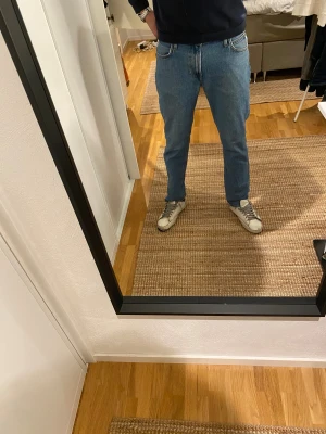 Blå Lee jeans 32/32 - Säljer ett par klassiska blå jeans från Lee med rak passform och normal midja. Knappt använda så de är i mycket fint skick. Nypris ca 1100kr. Mitt pris:299