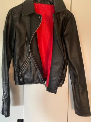 Skinnjacka från ginatricot - Säljer denna jacka på grund av att den inte används, har använts få gånger och har inga tecken på användning🩷jackan är ifrån ginatricot och är i storlek XS🩷skriv vid frågor