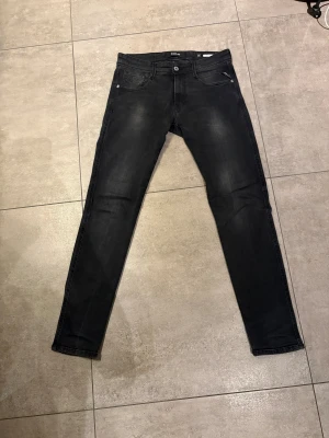 Replay jeans - Svarta Replay Anbass jeans i slim modell. Inte använda så mycket så de är i bra skick. 38cm i midjan och 79cm i innerbenslängd. 