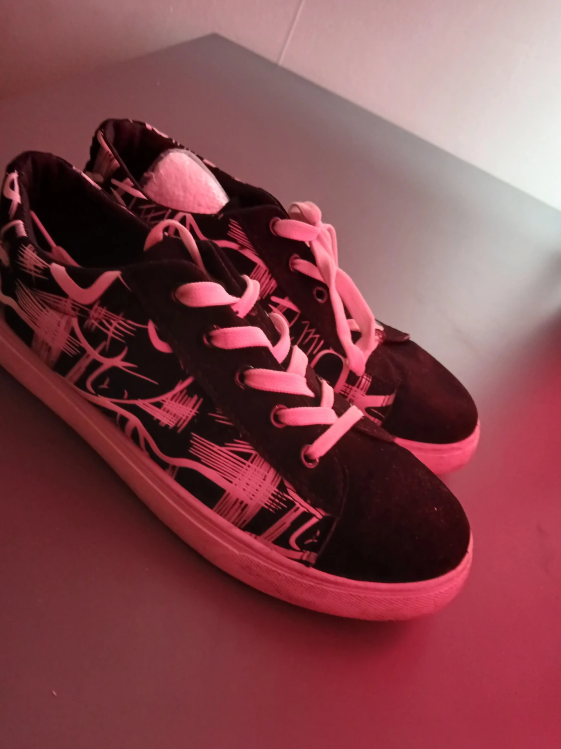 Svarta sneakers med vit grafisk print - 2