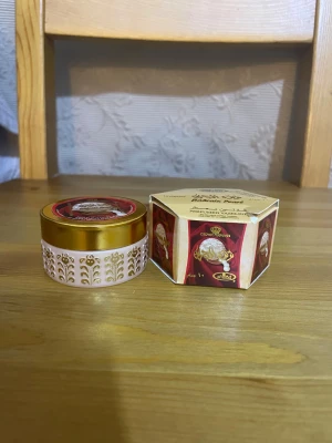 Badriah Pearl läppbalsam - Säljer ett Badriah Pearl läppbalsam från Crown Perfumes i en lyxig burk med guldfärgat lock och dekorativa mönster. Kommer i originalförpackning med orientaliskt inspirerad design. Perfekt för mjuka och återfuktade läppar.