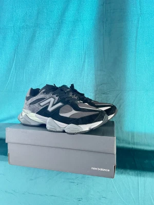 New Balance U9060 - Black  - New Balance U9060 - Black   Säljer nu min New Balance Använda 3-5 gånger och inga skador eller tecken på användning - bara underskor  Pris kan diskuteras vid snabbaffär