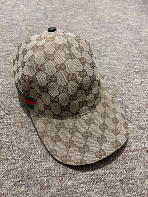 beige gucci keps - säljer den för att jag har bytt stil och varken jag eller nån annan här hemma har någon nytta av den. köpte den förra året, använd väldigt mycket men är fortfarande i topp skick. öppen för prisförslag och frågor.