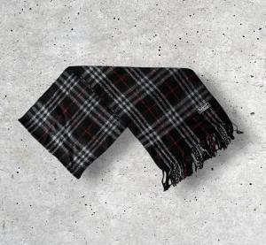 Svart Burberry scarf - ✨ Klassisk Burberry-halsduk i 100% ull – tidlöst svart ✨ Säljer en elegant Burberry-halsduk i en stilren, tidlöst svart färg med det ikoniska rutmönstret. Tillverkad i 100% mjuk och värmande ull som ger en lyxig känsla och håller hög kvalitet. En perfekt accessoar som passar till allt och lyfter både vardags- och kvällsoutfits.  🧵 Skick: Mycket fint skick, varsamt använd 🌟 Känsla: Mjuk, varm och följsam 📦 Frakt: Skickas tryggt inom 24h 📏 Mått: Längd-148cm, Bredd-30cm Pris kan diskuteras!