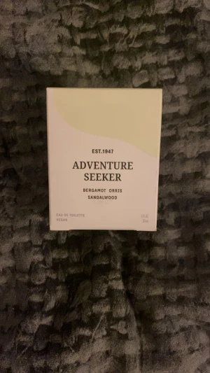 Parfym Adventure Seeker  - 30 ml Vegan parfym med bergamot, orris och sandelträ som är tillverkad i Sverige. Passar både kille och tjej!💚 OÖPPNAD (original pris: 99kr)