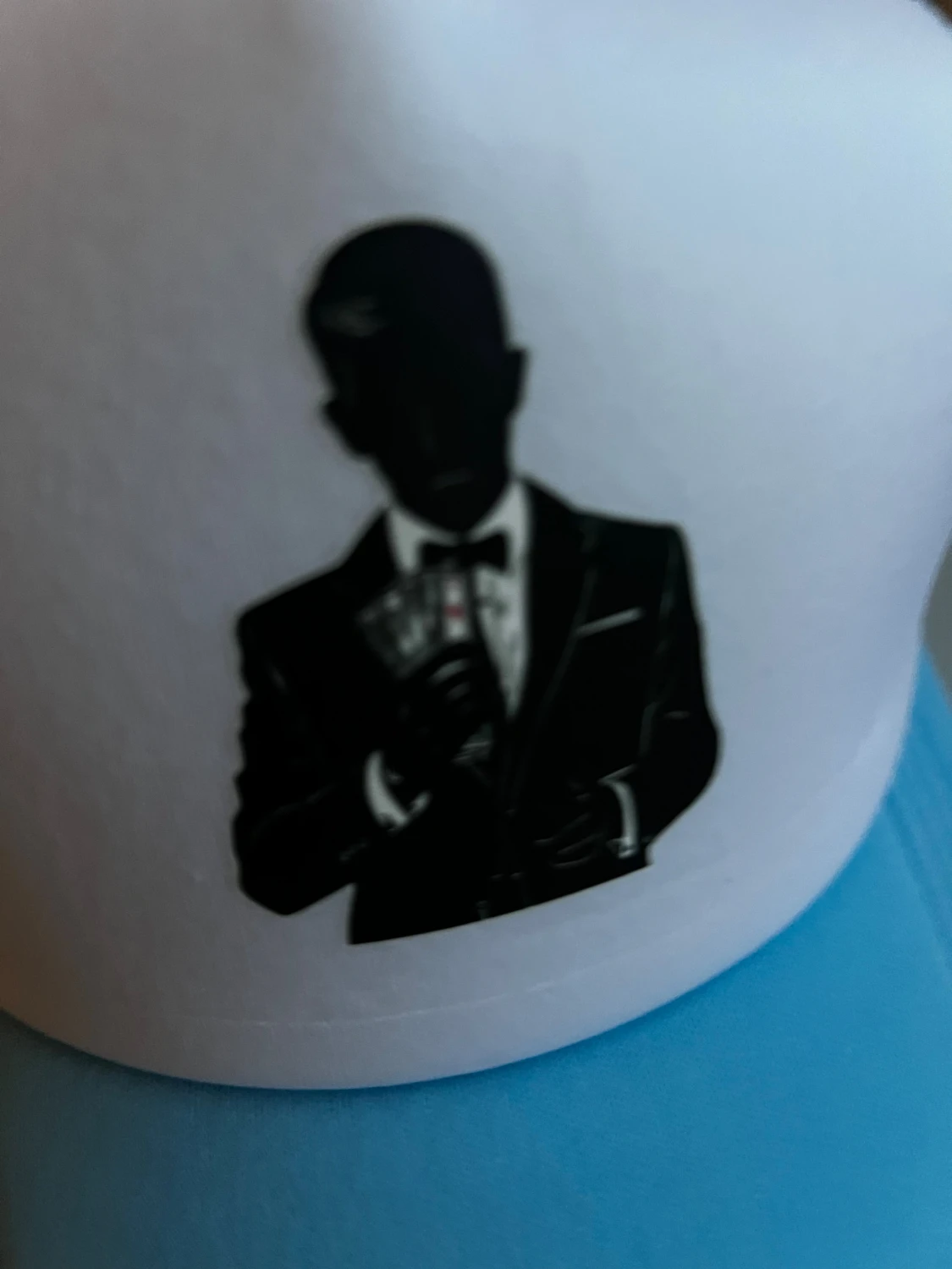 Vit och ljusblå truckerkeps med tryck - 2