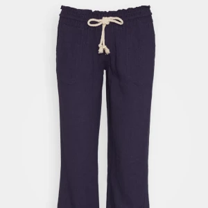 Marinblå linnebyxor  - Marinblåa linnebyxor från Roxy