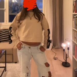 Unik Tröja/Topp med snörning Zara🩷 - Beige tröja från Zara snörning längs ärmarna som ger en skit cool look. Går att styla på massa olika sätt, skriv för frågor🩷🩷Nytt skick inga defekter!