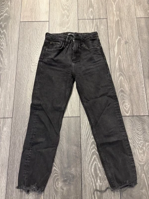 ”Mom” jeans från Zara  - Snygga ”mom” jeans från Zara med slitningar längst ner på benen. 