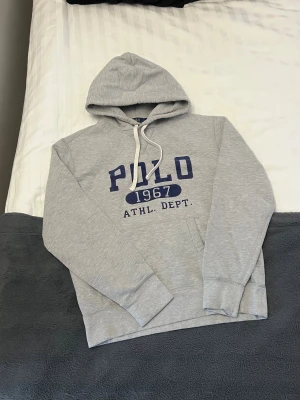 Ralph Lauren Hoodie - Säljer denna snygga Ralph Lauren hoodie i mycket fint skick. Hoodien är storlek M. Kolla sista bilden (182cm för referens)