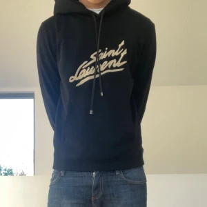Saint Laurent Hoodie - Säljer en sjukt fet hoodie från Saint Laurent. Hoodien är svart och i mycke bra skick utan några skavanker då den varit väl omhändertagen. Den sitter i strl S och hör gärna av er vid frågor elr funderingar!!