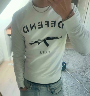 Defend Paris tröja  - Säljer min stilrena Defend Paris tröja som är i helt nytt skick, inga defekter eller liknande. Jag är 179 o väger 67 på bilderna - kan skicka fler bilder vid intresse. ⚡️ 