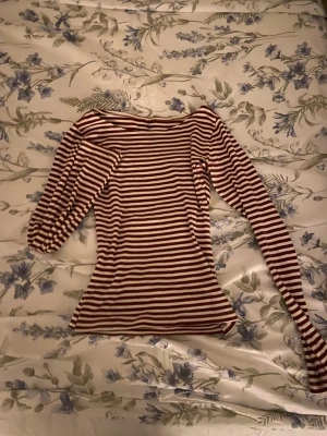 Randig långärmad topp Brandy Melville  - Långärmad tröja med röd vita ränder från Brandy Melville, säljer då den inte kommer till användning 