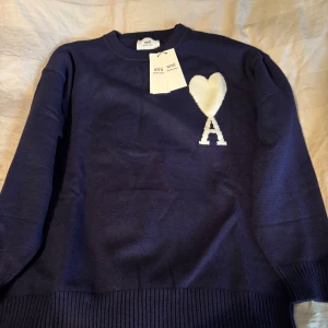 Marinblå stickad tröja från Ami - Säljer en helt ny och väldigt fet marinblå stickad tröja från Ami Alexandre Mattiussi. Storleken är S men sitter mer som en M