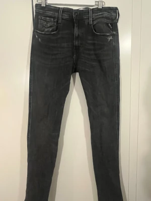 Replay anbass med slitningar - Säljer dessa replay anbass 05 i storlek 32/34. Hör av er vid frågor