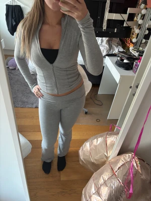 Grått yoga set  - Säljer ett set från Gina med byxor och tröjan i grått!! Jag är 172 cm