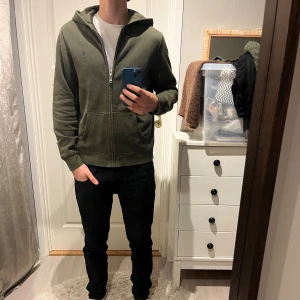 Full zip från ralph lauren - Full zip tröja från ralph lauren i storlek s. Mannen på bild är 1,76 cm lång. 