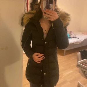Svart RockandBlue jacka med päls  - Jag säljer min svarta Rockandblue jacka med päls eftersom den inte kommer till användning längre. Den har ett litet hål vid ärmen men annars är den i bra skick och har inga andra skador. Den är i storlek 34/XS. Säljer den för 1500 men kan gå ner vid snabbaffär.