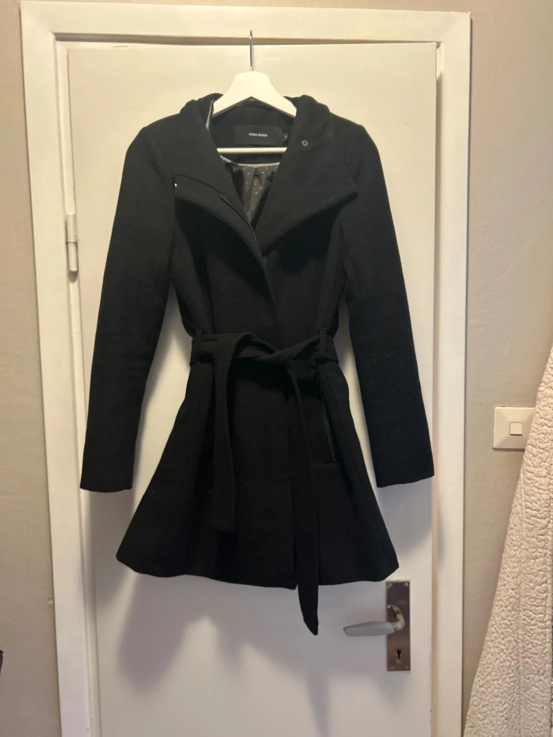 Svart kappa från Vero Moda med bälte