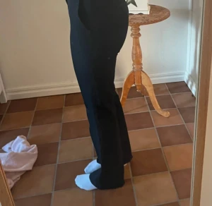 Svarta bootcut byxor från Bik Bok - Snygga svarta byxor från Bik Bok i storlek 36. Modellen har bootcut-ben och sitter skönt i midjan. Byxorna har klassisk knapp och dragkedja framtill, och är tillverkade i ett mjukt bomullsmaterial med lite stretch för extra komfort.(sprättade nere vid benen, men i fint skick)! 💞