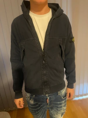 Store Island Jacka - Skitsnygg och unik tunnare stone island jacka!! Säljs för över 3 000 på andra secondhand sidor. Den är i fint skick men tyvärr blivit för liten 