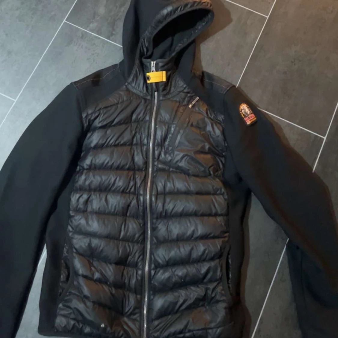 Svart jacka med huva - 1