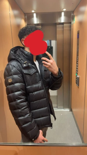 Bvaldi jacka - Bvaldi jacka köptes för 3499kr , snabb o smidig affär jackan finns inte många kvar av denna modell.. riktigt fet design kom privat för mer bilder frågor osv! 