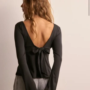 Tie Back LS Top - Säljer den här jättefina tröjan från Nelly då den aldrig har kommit till användning.