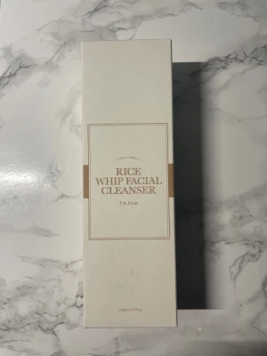 I'm From Rice Whip Facial Cleanser - Rice Whip Facial Cleanser från I'm From (150 ml) framtagen i Korea. Perfekt för dig som vill ha en mild och effektiv rengöring med risextrakt.