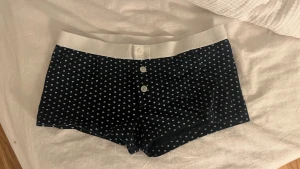brandy melville Pyjamas shorts - pyjamas shorts från brandy melville , mörkblåa med vita hjärtan. Köpta i london, aldrig använda då jag har andra! passar xs/s