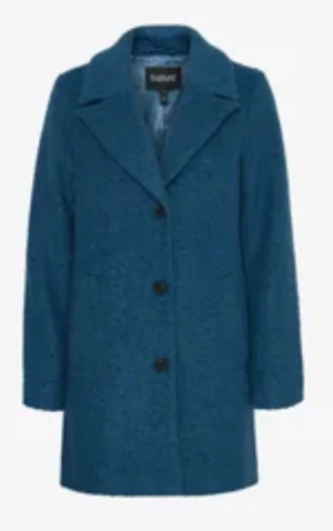 Blå kappa från b.young, storlek 46 - Snygg blå kappa från b.young i storlek 46. Modellen har klassisk krage, tre knappar framtill och långärmade ärmar. Materialet är mjukt och har en ullig känsla, perfekt för kyliga dagar. Färgen heter Blue Horizon och kappan har en stilren, rak passform. Oanvänd. Köpt för 1130 kr.